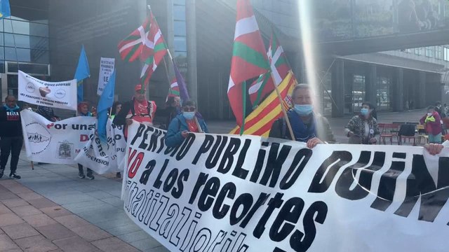 Un centenar de pensionistas llevan a Bruselas su lucha por las pensiones públicas