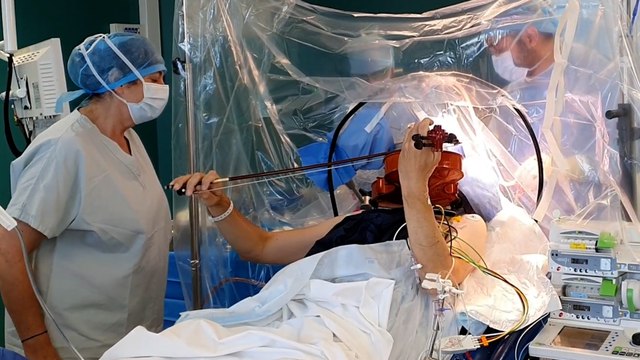 À Caen, un patient joue du violon alors qu'il est opéré du cerveau