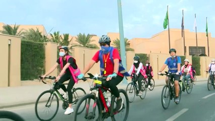 سعوديات يكسرن المحظورات الاجتماعية بممارسة ركوب الدراجات في الشارع