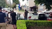 Um carro tomba e outro capota após colisão na Rua Minas Gerais