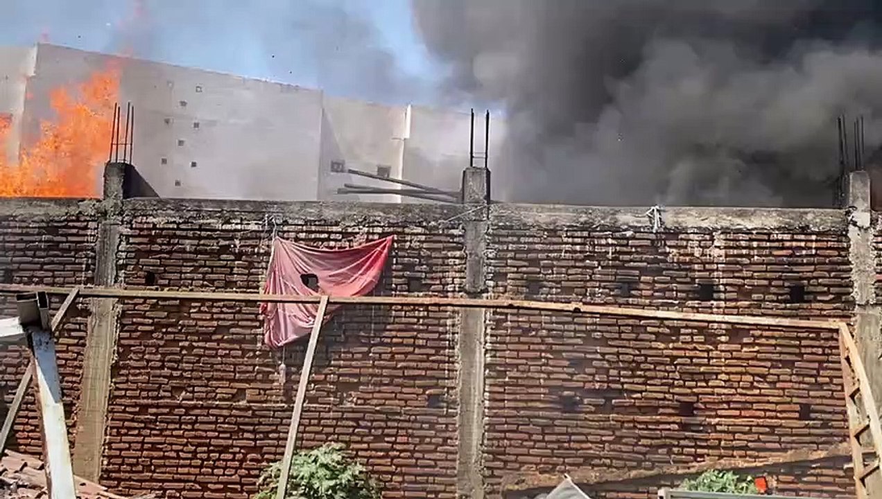 Incêndio em depósito de material reciclável em Pombal ganha proporções assustadoras