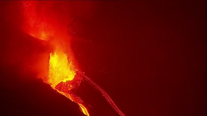 صور جديدة للحمم المتدفقة من بركان "لابالما" في إسبانيا