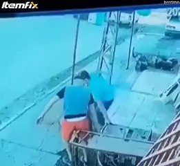 Người đàn ông bị điện giật được đồng nghiệp giải cứu