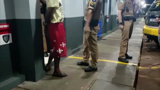 PM detém indivíduo acusado abrir porta de carro e furtar bolsa em pátio de posto de combustíveis em Cascavel