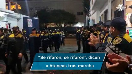 下载视频: Con flores y aplausos reciben a mujeres policía, tras marcha a favor del aborto en CDMX