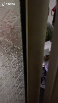 Nghe tin Phi Nhung mất, anh chàng trốn trong phòng bật khóc nức nở