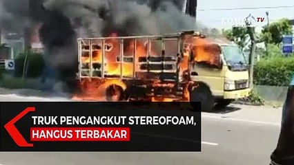 Truk Hangus Terbakar di Pinggir Jalan
