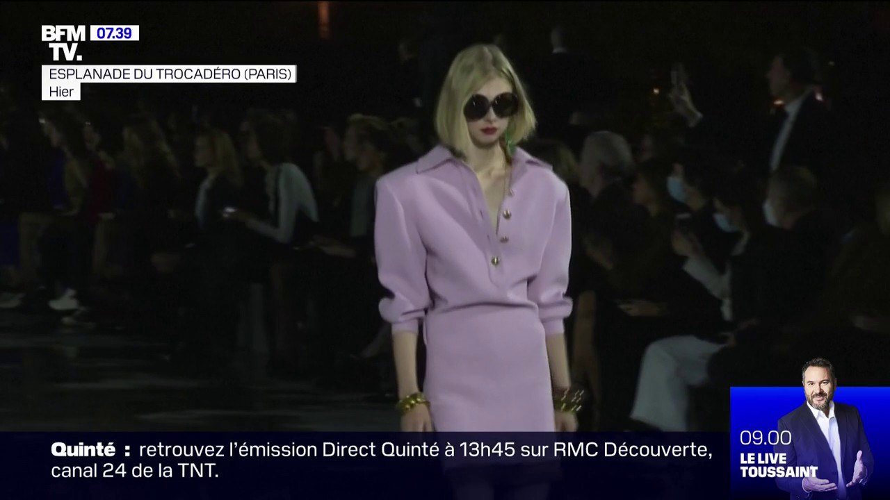 Les images du défilé Yves Saint Laurent au pied de la Tour Eiffel ce mardi soir