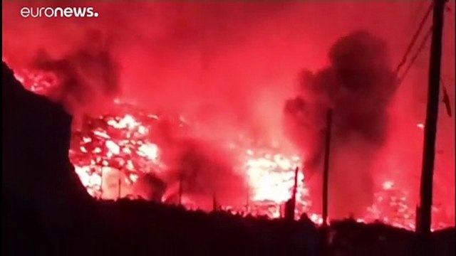 На острове Пальма лава стекла в океан