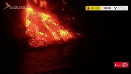 La lava en el mar, grabada desde el buque Ángeles Alvariño