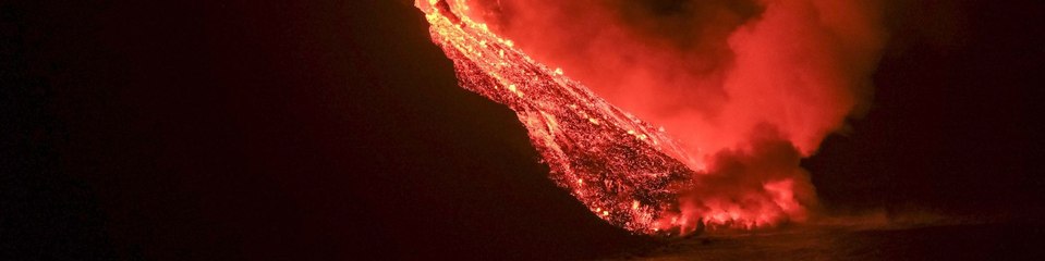 La lava del volcán de Cumbre Vieja alcanza el mar en La Palma