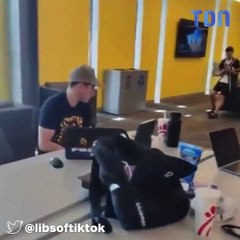 Deux étudiantes demandent à leurs camarades blancs de quitter une bibliothèque