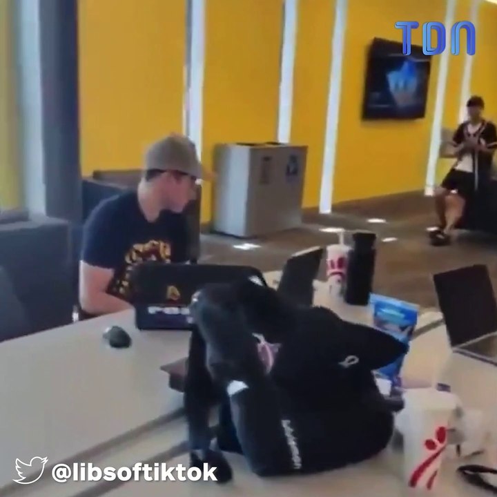 Deux étudiantes demandent à leurs camarades blancs de quitter une bibliothèque