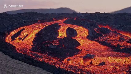 Cảnh tượng ngoạn mục cho thấy những tảng đá khổng lồ nổi trên sông dung nham ở Iceland