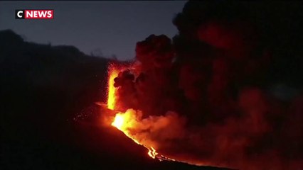 Canaries : la lave du volcan atteint l'océan