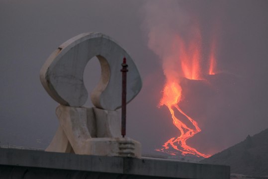 La colada del volcán de La Palma forma un delta de lava