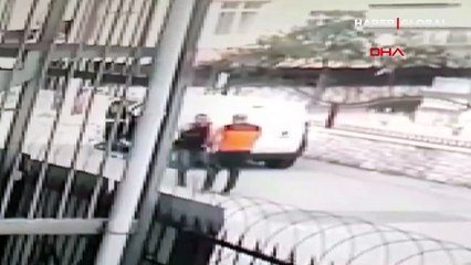 Kargocuyu yumrukladı, kendi evinin camını taşla kırdı