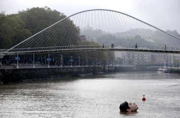 İspanya'da nehrin ortasına yerleştirilen heykel korkuttu