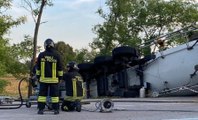 Bertiolo (UD) - Autocisterna si ribalta, Vigili del Fuoco travasano gas (29.09.21)