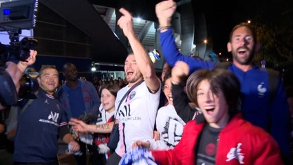 Les supporters en liesse après avoir vu le premier but de Messi au PSG