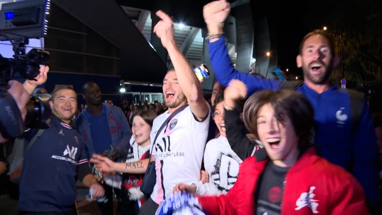 Les supporters en liesse après avoir vu le premier but de Messi au PSG