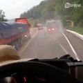 Vídeo flagra momento em que carreta tomba e explode em pista