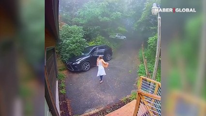 Arabasına ayı girdiğini görünce kapıyı üstüne kapatmak istedi! Panik anları kamerada