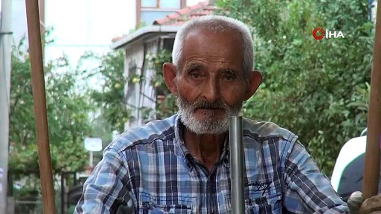 87 yaşında gönüllü olarak sokakları temizliyor
