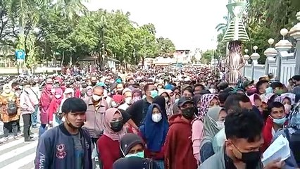 Ribuan Warga Berdesakan Antre Vaksinasi Covid-19