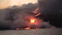 La llegada de la lava al mar genera una nube de gases y vapor