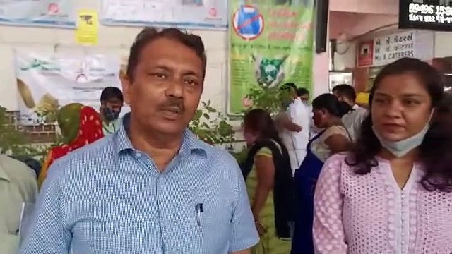 Gujarat: रेलवे स्टेशन पर यात्रियों व रेलकर्मियों को पौधों का वितरण