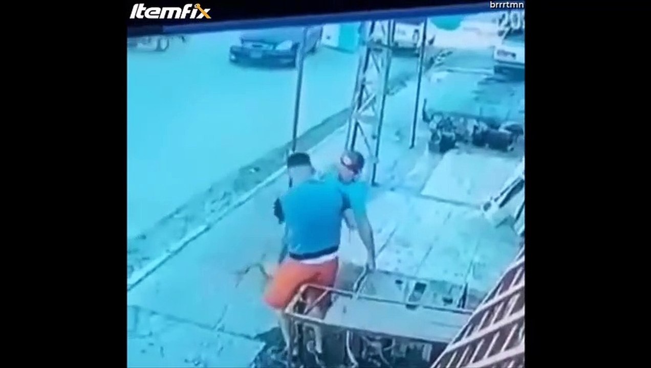 Il sauve son ami d'une électrocution grâce à un réflexe incroyable