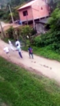 Casal de idosos é agredido com chutes e soco por vizinhos em Rodeio