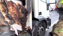 Sultangazi'de kağıt yüklü kamyon seyir halindeyken yandı