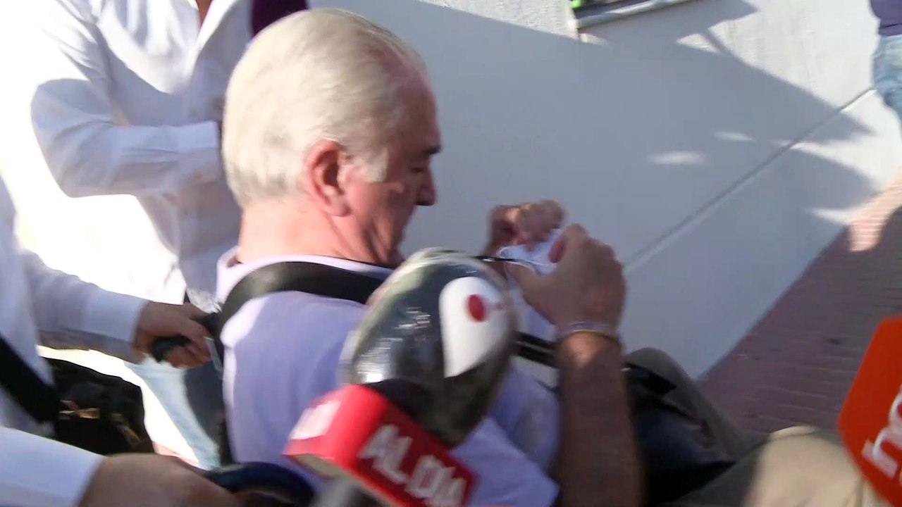 Bernardo Pantoja llega al tanatorio para dar el último adiós a su madre, doña Ana