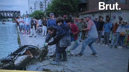 Pour sensibiliser, ce jeune garçon expose les déchets trouvés dans la Seine