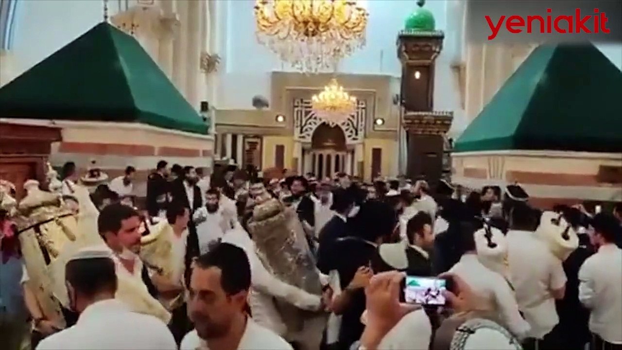 Vicdanları kanatan görüntü! Peygamber kabrinde müzik eşliğinde dans ettiler