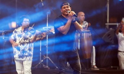 عمرو دياب يستقبل شابا من ذوي الهمم خلال حفله الغنائي بمدينة العلمين الجديدة