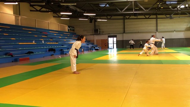 Maeva préparation d'examen, en 2ème plan Christian initie de nouveaux pratiquants.