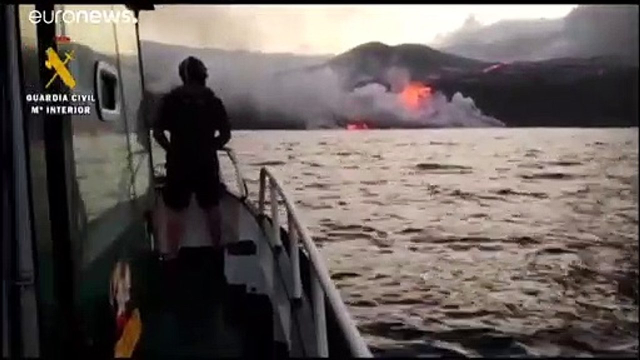 La Palma: la lava del vulcano raggiunge l'Oceano