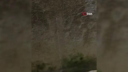 Kanalizasyondan sızan pis su bodrum kattaki eve bastı