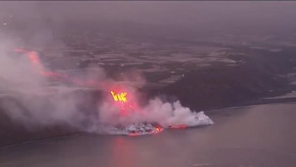 La lava crea un enorme delta de 500 metros de ancho y decolora el mar