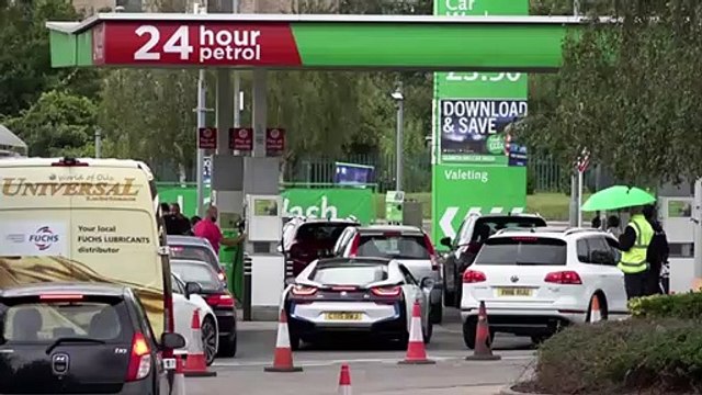 Dalla benzina al cibo, i disagi degli italiani dopo la Brexit: Non si trova più neanche l'acqua