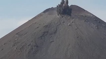 حمم بركانية تلتهم المنازل والأشجار مشهد يحبس الأنفاس