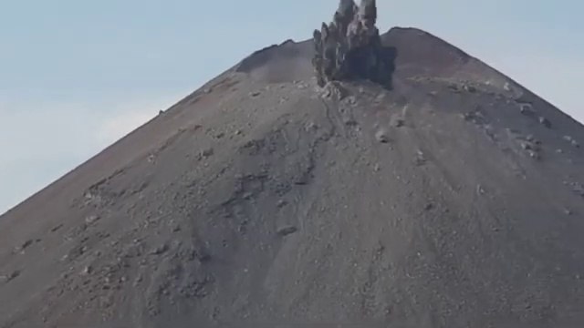 حمم بركانية تلتهم المنازل والأشجار مشهد يحبس الأنفاس