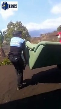 Jacobo, policía palmero: Hemos ayudado a sacar muebles a nuestros propios compañeros