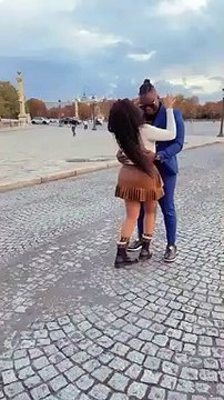 Le baiser d’Emma #Lohoues à #Apoutchou National à Paris enflamme la toile