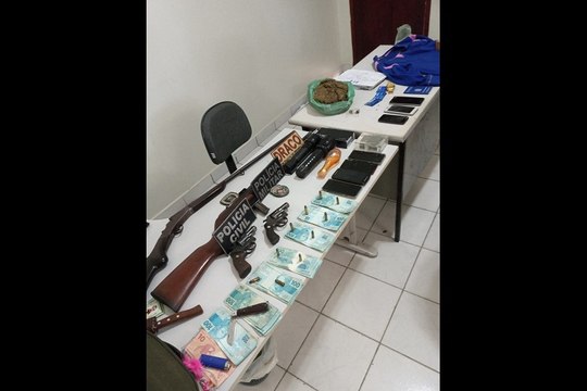 Operação policial prende grupo criminoso e apreende armas e drogas, no Vale do Piancó
