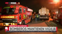 Vigilia de bomberos en el depósito de cartón