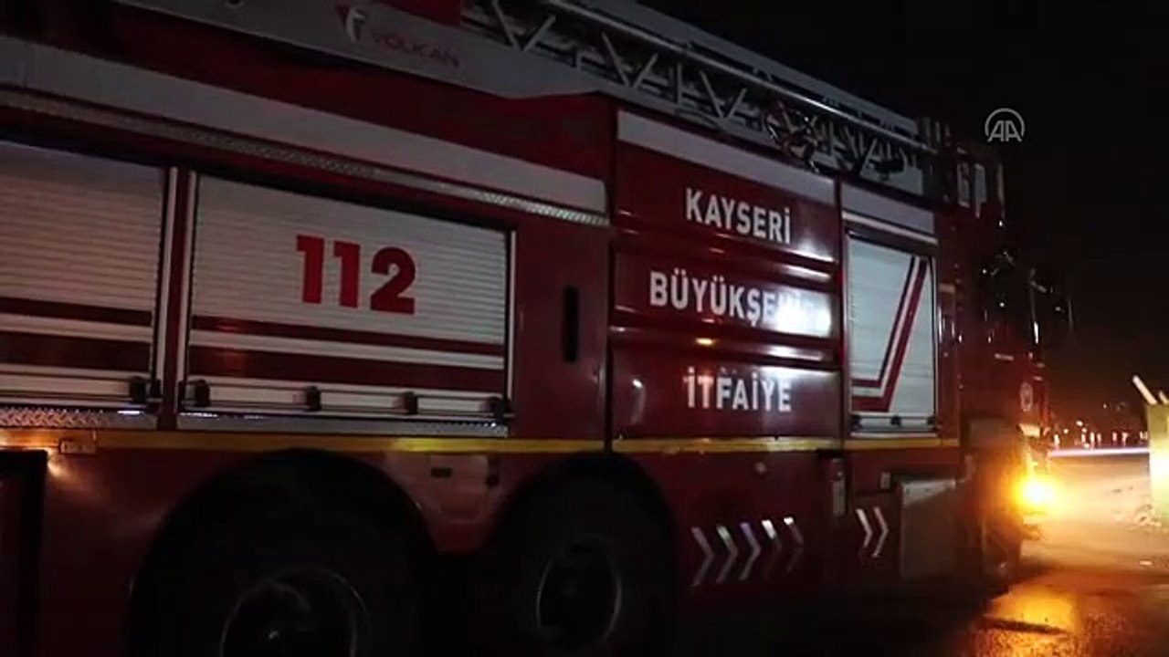 İşten çıkarıldığı belirtilen kepçe operatörü iş makinesi ve güvenlik kulübesini yaktı